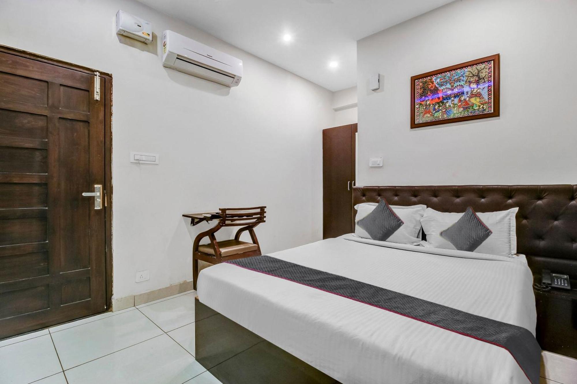 Collection O Galaxy Suites Hyderabad Exteriör bild