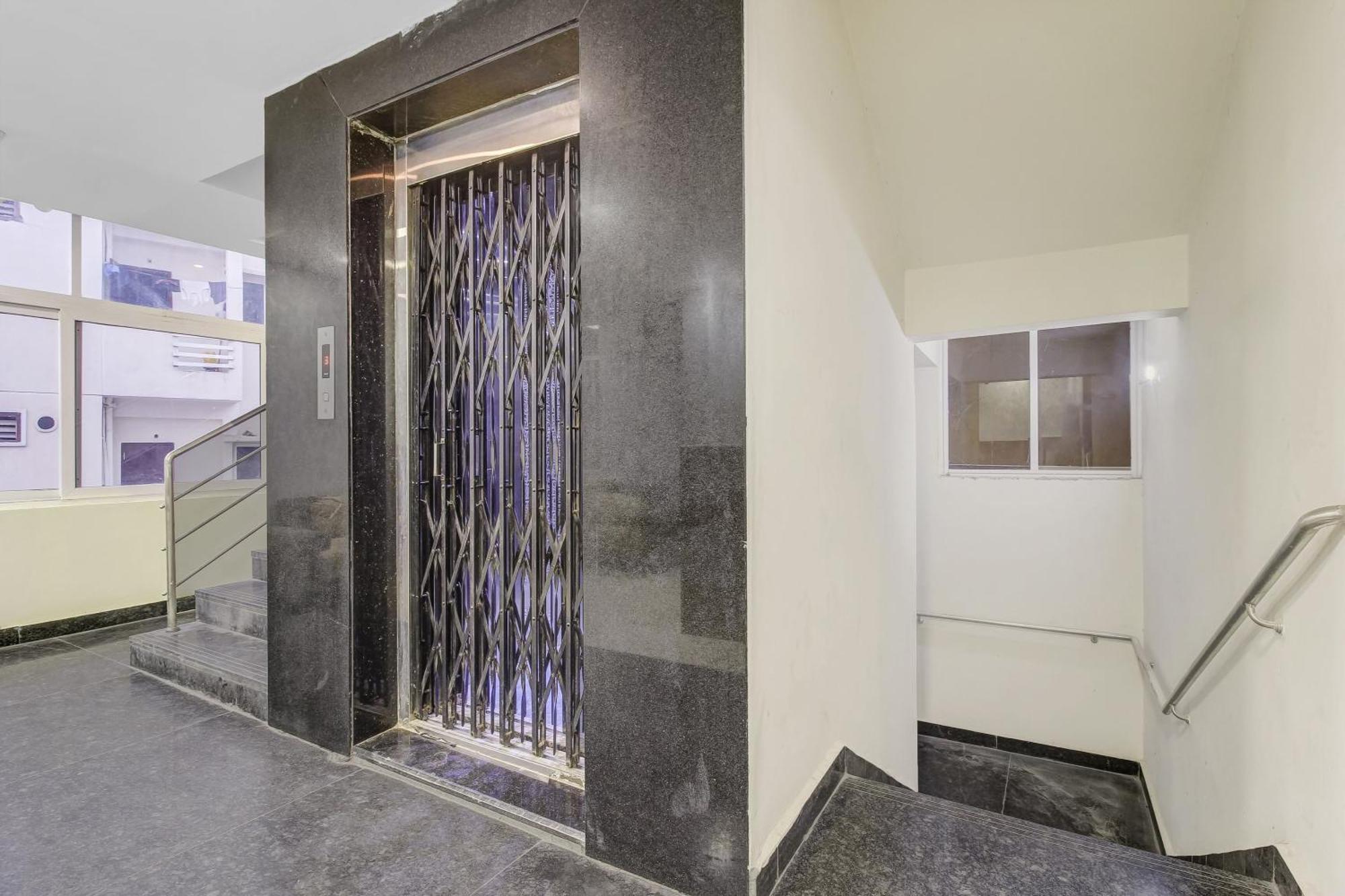 Collection O Galaxy Suites Hyderabad Exteriör bild