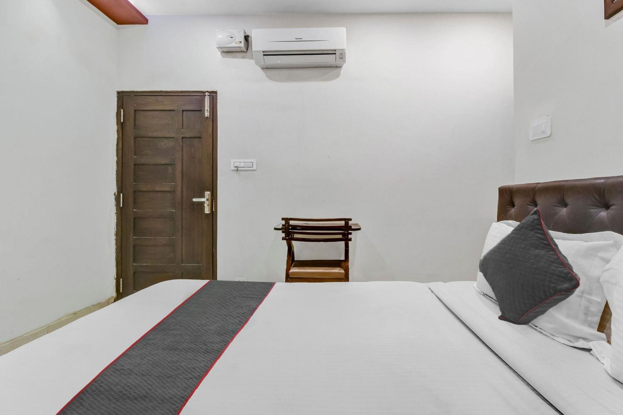 Collection O Galaxy Suites Hyderabad Exteriör bild