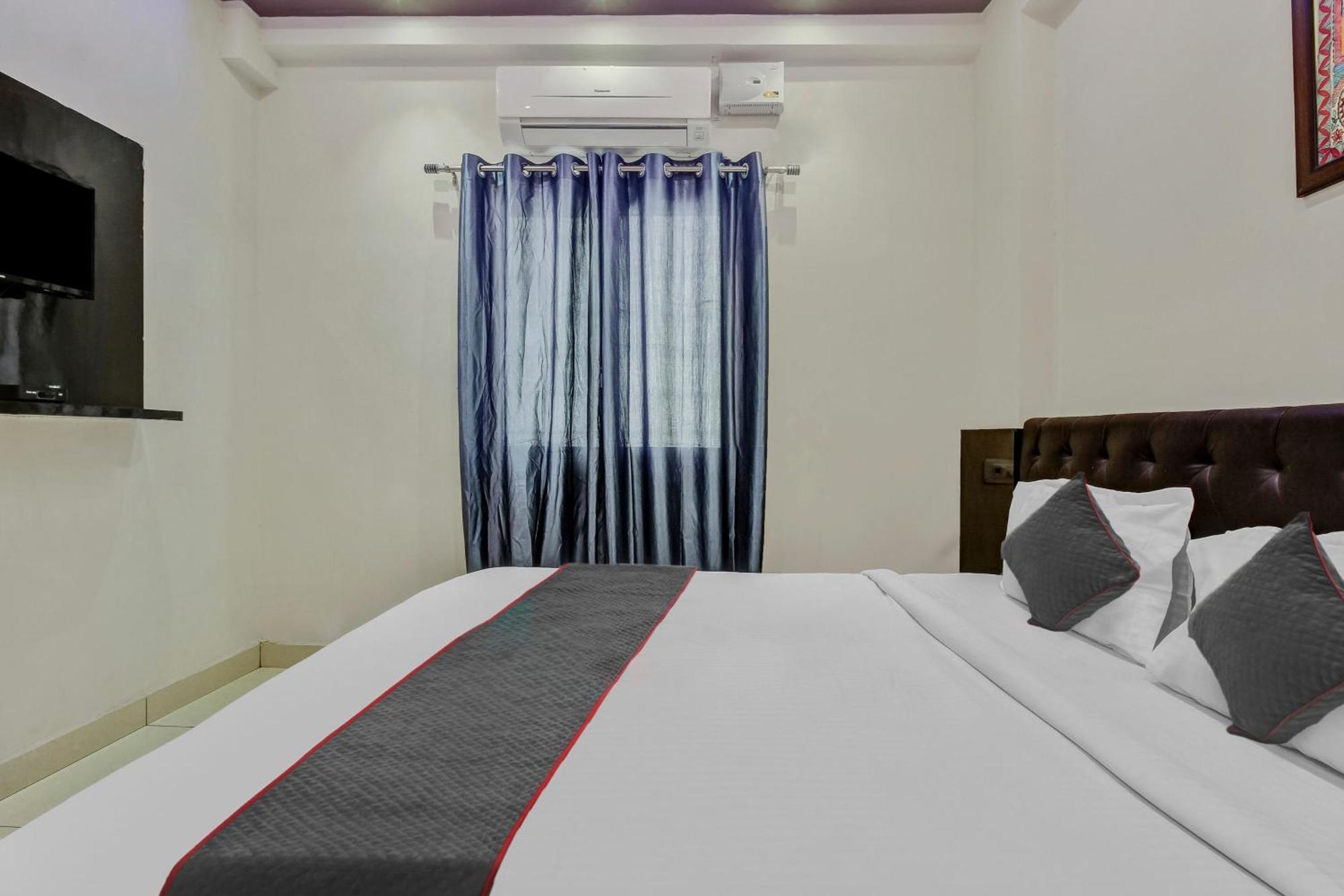 Collection O Galaxy Suites Hyderabad Exteriör bild