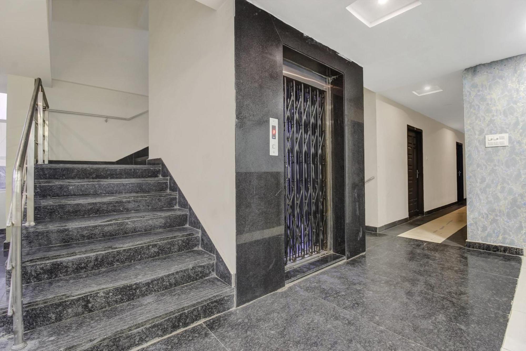 Collection O Galaxy Suites Hyderabad Exteriör bild