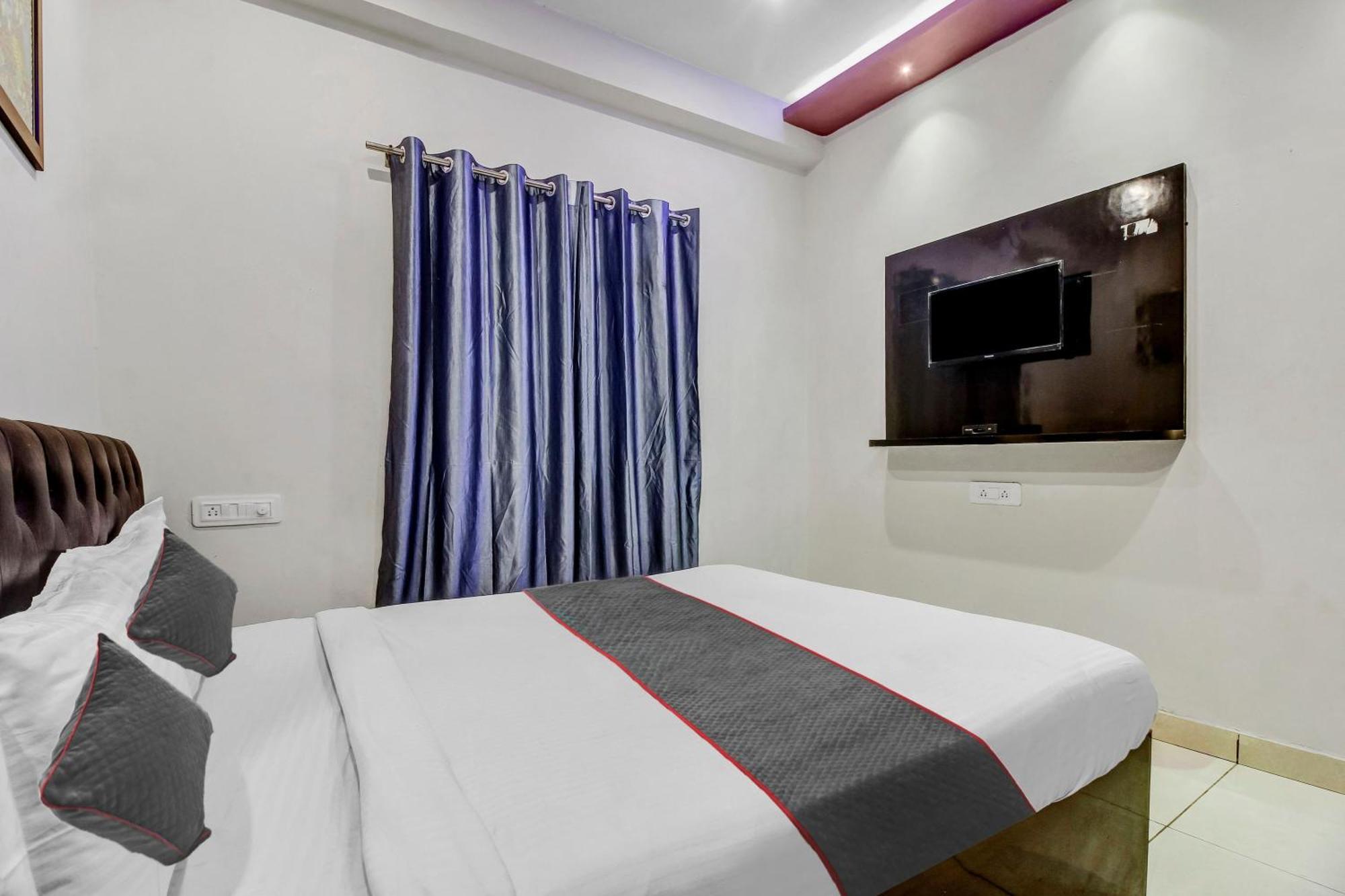 Collection O Galaxy Suites Hyderabad Exteriör bild