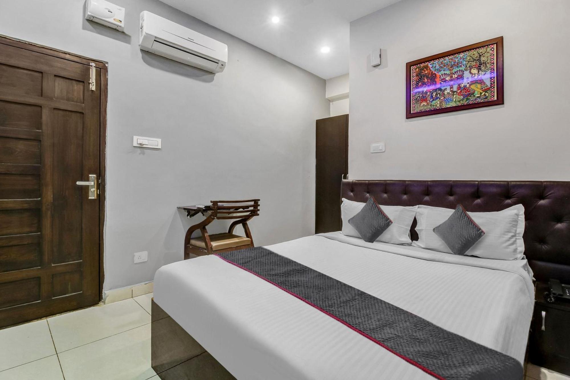 Collection O Galaxy Suites Hyderabad Exteriör bild