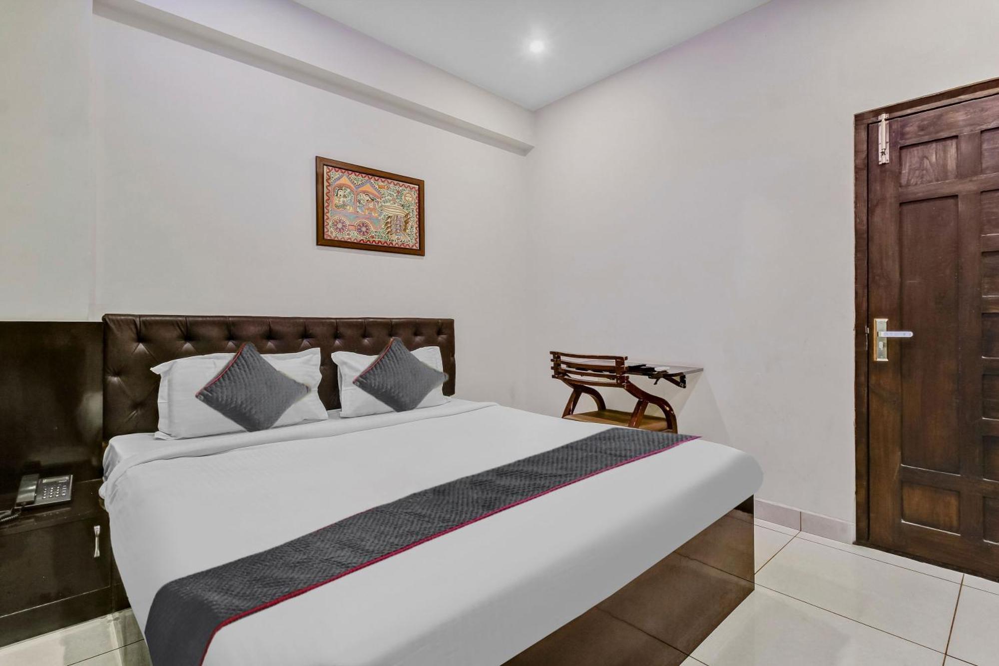 Collection O Galaxy Suites Hyderabad Exteriör bild