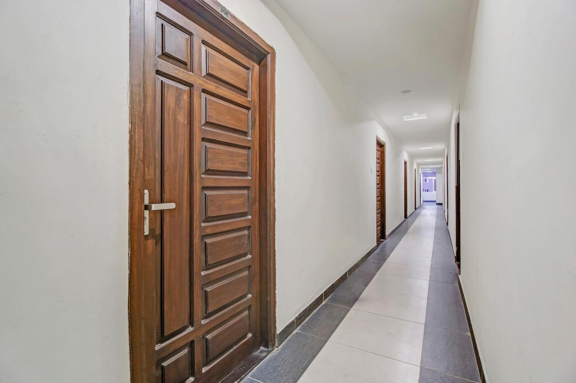 Collection O Galaxy Suites Hyderabad Exteriör bild